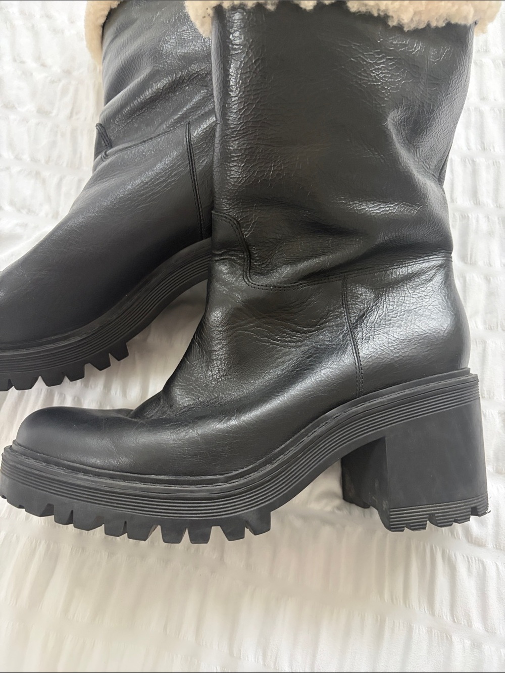 Marc Fisher Sherpa Lined Black Leather Boot! Lug Soles. Soft and Sturdy! EUC
